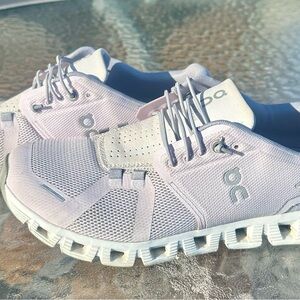 ON Cloud 5 Women’s Running Shoes Color: Lily Frost Size 8.5